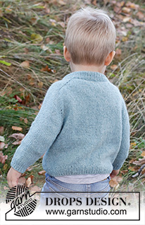 Tiny Cloud Cardigan / DROPS Children 40-13 - Strikket jakke til barn i DROPS Sky. Arbeidet strikkes ovenfra og ned med dobbel halskant og sadelskulder. Størrelse 3 – 14 år.