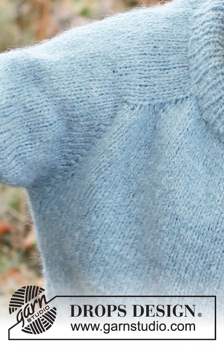 Tiny Cloud / DROPS Children 40-14 - Jersey de punto para niños en DROPS Sky. La pieza está tejida de arriba hacia abajo con cuello doble y hombros martillo. Tallas 3 – 14 años.