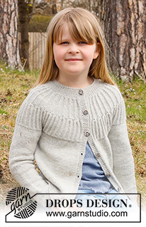 Hermine Jacket / DROPS Children 41-13 - Strikket jakke til barn i DROPS Alpaca. Arbeidet strikkes ovenfra og ned med rundfelling, strukturmønster og patentmasker på bærestykket. Størrelse 2 til 12 år.