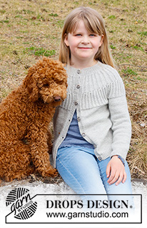 Hermine Jacket / DROPS Children 41-13 - Strikket jakke til barn i DROPS Alpaca. Arbeidet strikkes ovenfra og ned med rundfelling, strukturmønster og patentmasker på bærestykket. Størrelse 2 til 12 år.