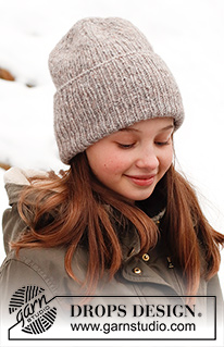 Winter Smiles Hat / DROPS Children 41-22 - Dětská hipsterská čepice pletená pružným vzorem z příze DROPS Air. Velikost 2 – 12 let.