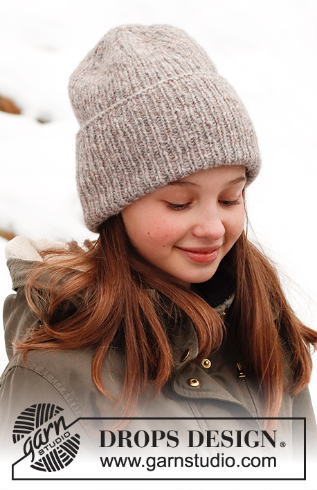 Winter Smiles Hat / DROPS Children 41-22 - Dětská hipsterská čepice pletená pružným vzorem z příze DROPS Air. Velikost 2 – 12 let.