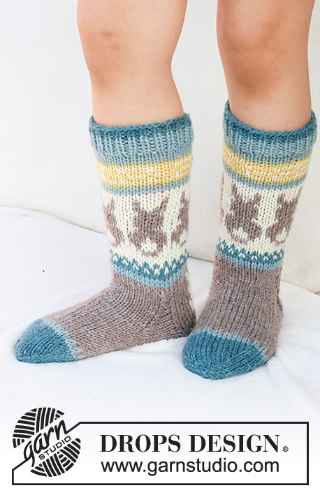 Dancing Bunny Socks / DROPS Children 41-34 - Gebreide sokken voor kinderen in DROPS Karisma. Het werk wordt van boven naar beneden gebreid in tricotsteek, met veelkleurig patroon en Paaskonijn. Maten 24 - 43. Thema: Pasen.