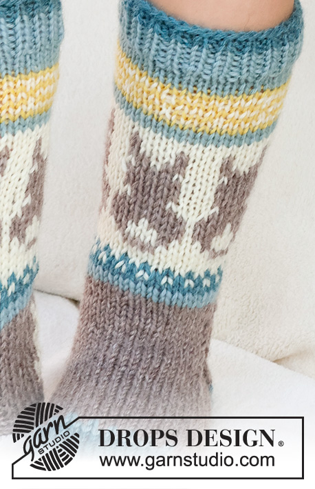 Dancing Bunny Socks / DROPS Children 41-34 - Gebreide sokken voor kinderen in DROPS Karisma. Het werk wordt van boven naar beneden gebreid in tricotsteek, met veelkleurig patroon en Paaskonijn. Maten 24 - 43. Thema: Pasen.