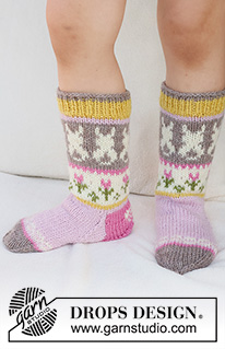 Dancing Bunny Socks / DROPS Children 41-35 - Stickade sockor till barn i DROPS Karisma. Arbetet stickas uppifrån och ner, i slätstickning med flerfärgat mönster med hare / påskhare, blomma och hjärta.
Storlek 24 - 43. Tema: Påsk.
