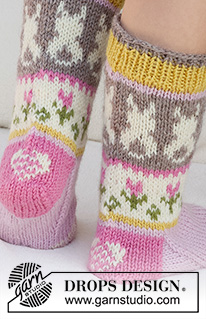 Dancing Bunny Socks / DROPS Children 41-35 - Stickade sockor till barn i DROPS Karisma. Arbetet stickas uppifrån och ner, i slätstickning med flerfärgat mönster med hare / påskhare, blomma och hjärta.
Storlek 24 - 43. Tema: Påsk.
