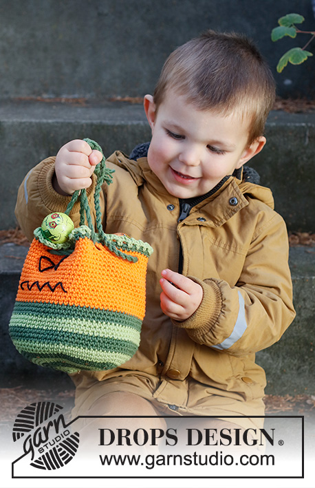 Scary Pumpkin Bag / DROPS Children 44-11 - Hæklet græskar godtepose / taske i DROPS Paris. Arbejdet hækles rundt i striber med broderet ansigt. Tema: Halloween.