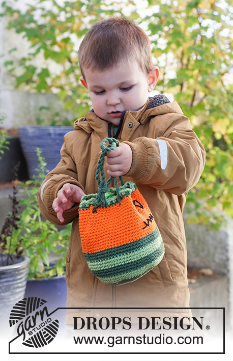 Scary Pumpkin Bag / DROPS Children 44-11 - Hæklet græskar godtepose / taske i DROPS Paris. Arbejdet hækles rundt i striber med broderet ansigt. Tema: Halloween.