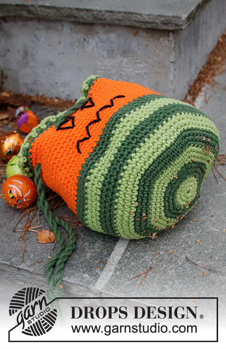 Scary Pumpkin Bag / DROPS Children 44-11 - Hæklet græskar godtepose / taske i DROPS Paris. Arbejdet hækles rundt i striber med broderet ansigt. Tema: Halloween.