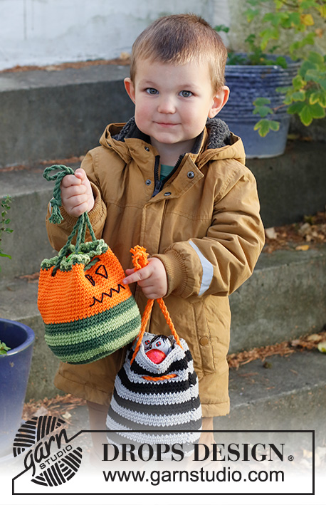 Spooky Stripes Bag / DROPS Children 44-12 - Hæklet godtepose / taske i DROPS Paris. Arbejdet hækles rundt i striber. Tema: Halloween.