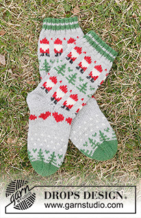 Christmas Time Socks / DROPS Children 44-20 - Knitted socks for children in DROPS Karisma. The piece is worked top down with coloured pattern Santa, Christmas tree and heart. Sizes 24 – 43. Theme: Christmas.