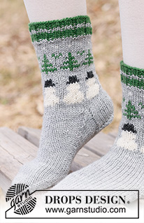 Snowman Time Socks / DROPS Children 44-21 - Knitted socks for children in DROPS Karisma. The piece is worked top down with snowman and Christmas tree-pattern. Sizes 24 – 43. Theme: Christmas.