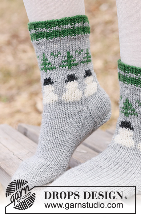 Snowman Time Socks / DROPS Children 44-21 - Knitted socks for children in DROPS Karisma. The piece is worked top down with snowman and Christmas tree-pattern. Sizes 24 – 43. Theme: Christmas.
