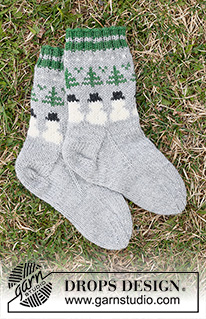 Snowman Time Socks / DROPS Children 44-21 - Knitted socks for children in DROPS Karisma. The piece is worked top down with snowman and Christmas tree-pattern. Sizes 24 – 43. Theme: Christmas.