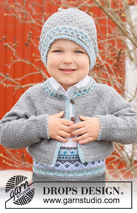 Hipp Hipp Hurra Jacket / DROPS Children 44-3 - Stickad kort kofta till baby och barn med raglan i DROPS BabyMerino. Arbetet stickas uppifrån och ner med nordiskt mönster. Storlek 6 månader – 6 år.