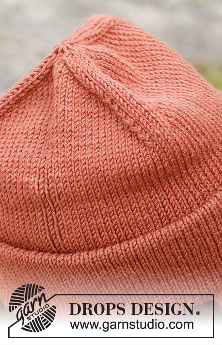 October Smiles Hat / DROPS Children 44-9 - Strikket hue til børn i DROPS Merino Extra Fine. Arbejdet strikkes nedefra og op i glatstrik med dobbelt bukkekant. Størrelse 2 til 12 år.