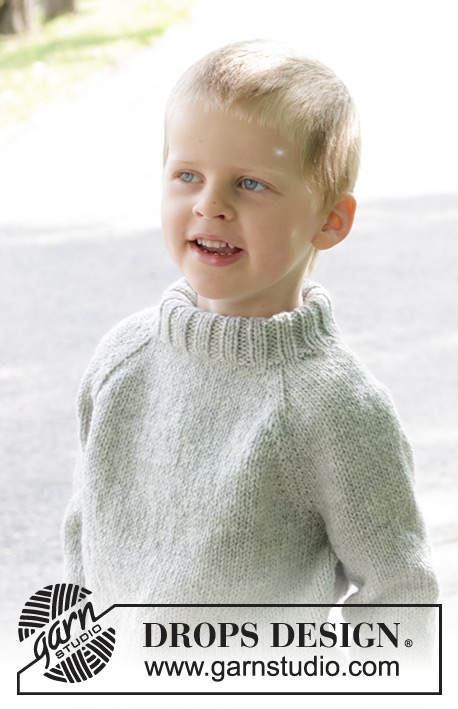 Sea Salt / DROPS Children 47-10 - Gebreide trui voor kinderen in DROPS Alaska. Het werk wordt van boven naar beneden gebreid met raglan en dubbele halsrand. Maten 2 – 12 jaar.