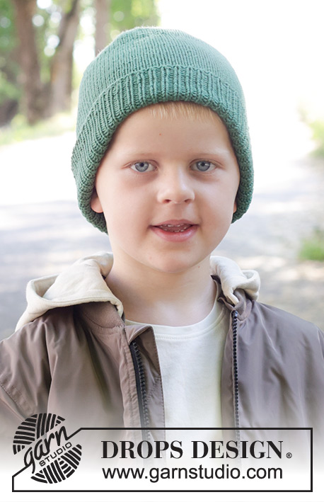 Forest Wander Hat / DROPS Children 47-25 - Gebreide muts voor kinderen in DROPS Merino Extra Fine. Het werk wordt van onder naar boven gebreid met tricotsteek en een rand. Maten 2 - 12 jaar.