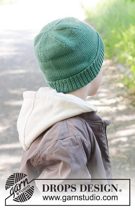 Forest Wander Hat / DROPS Children 47-25 - Gebreide muts voor kinderen in DROPS Merino Extra Fine. Het werk wordt van onder naar boven gebreid met tricotsteek en een rand. Maten 2 - 12 jaar.