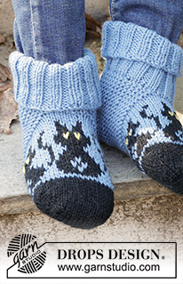 Bewitched Cat Socks / DROPS Children 47-28 - Gebreide sloffen voor kinderen in DROPS Karisma. Het werk wordt gebreid vanaf de teen in de hoogte, met een meerkleurig patroon met katten. Maten 24-43. Thema: Halloween.