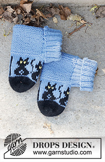 Bewitched Cat Socks / DROPS Children 47-28 - Gebreide sloffen voor kinderen in DROPS Karisma. Het werk wordt gebreid vanaf de teen in de hoogte, met een meerkleurig patroon met katten. Maten 24-43. Thema: Halloween.