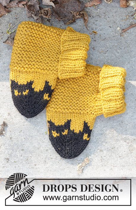 Holy Socks! / DROPS Children 47-30 - Knitted slippers for children in DROPS Alaska. The piece is worked from the toe upwards, with a multicoloured pattern with bats. Sizes 24-43. Theme: Halloween.