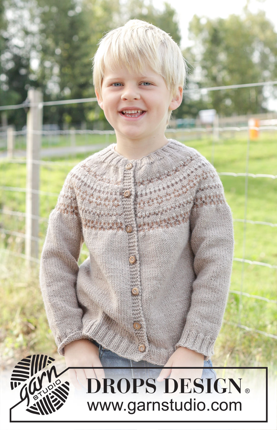 Walnuts & Smiles Cardigan / DROPS Children 48-12 - Stickad kofta till barn i DROPS Daisy. Arbetet stickas uppifrån och ner med runt ok och nordiskt mönster. Storlek 2 – 12 år.