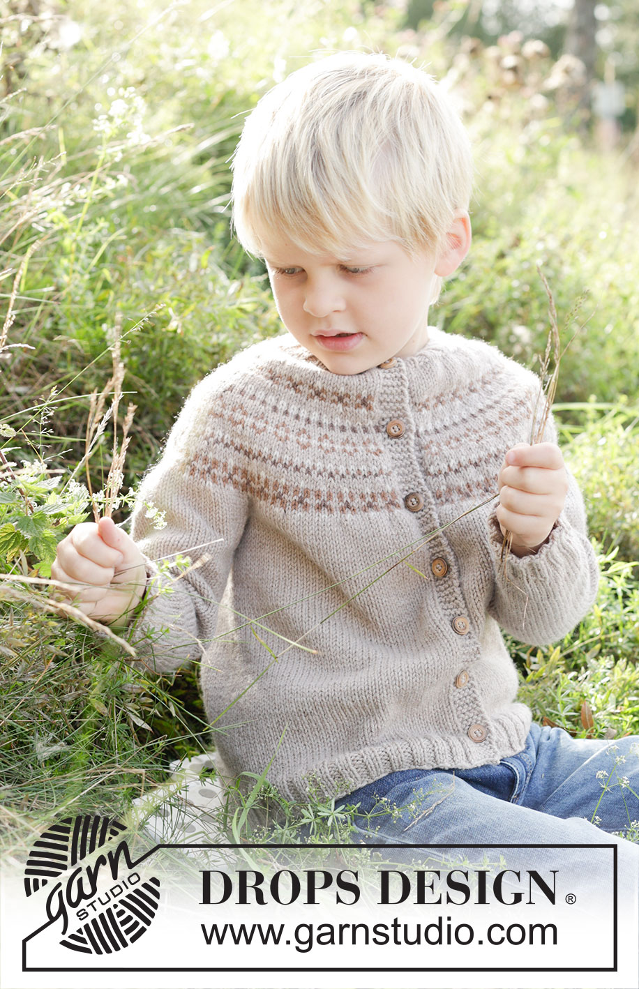 Walnuts & Smiles Cardigan / DROPS Children 48-12 - Stickad kofta till barn i DROPS Daisy. Arbetet stickas uppifrån och ner med runt ok och nordiskt mönster. Storlek 2 – 12 år.