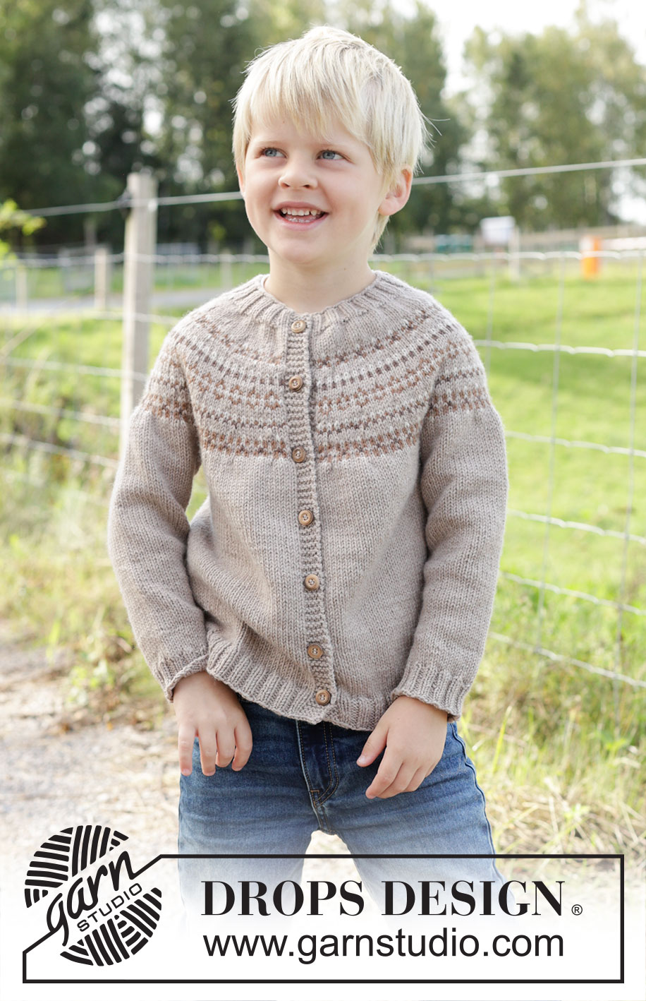 Walnuts & Smiles Cardigan / DROPS Children 48-12 - Stickad kofta till barn i DROPS Daisy. Arbetet stickas uppifrån och ner med runt ok och nordiskt mönster. Storlek 2 – 12 år.
