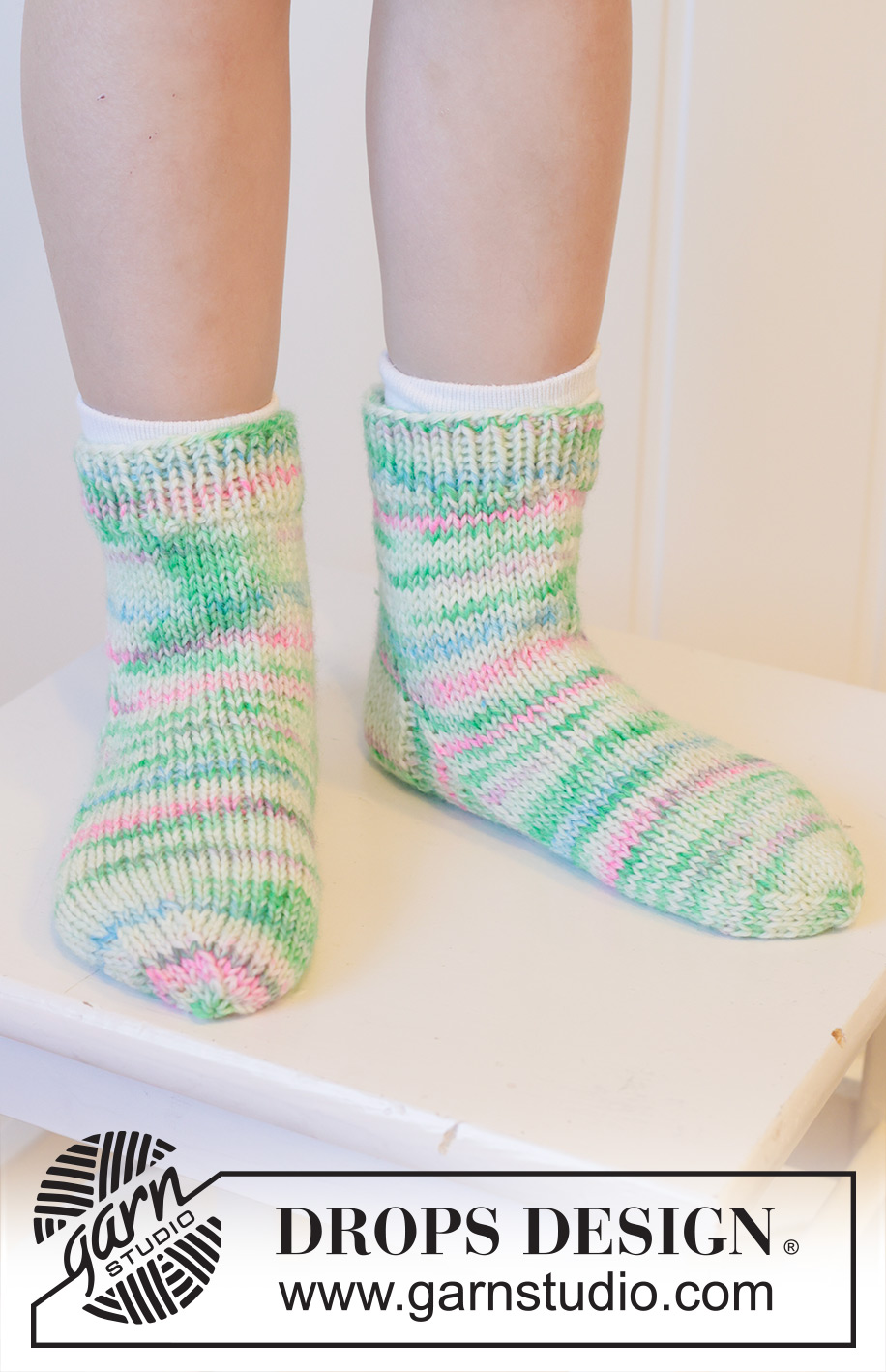 Watermelon Socks / DROPS Children 48-19 - Chaussettes courtes tricotées pour enfant, en jersey, en DROPS Fiesta. Du 24 au 43.