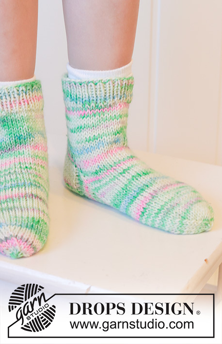 Watermelon Socks / DROPS Children 48-19 - Chaussettes courtes tricotées pour enfant, en jersey, en DROPS Fiesta. Du 24 au 43.