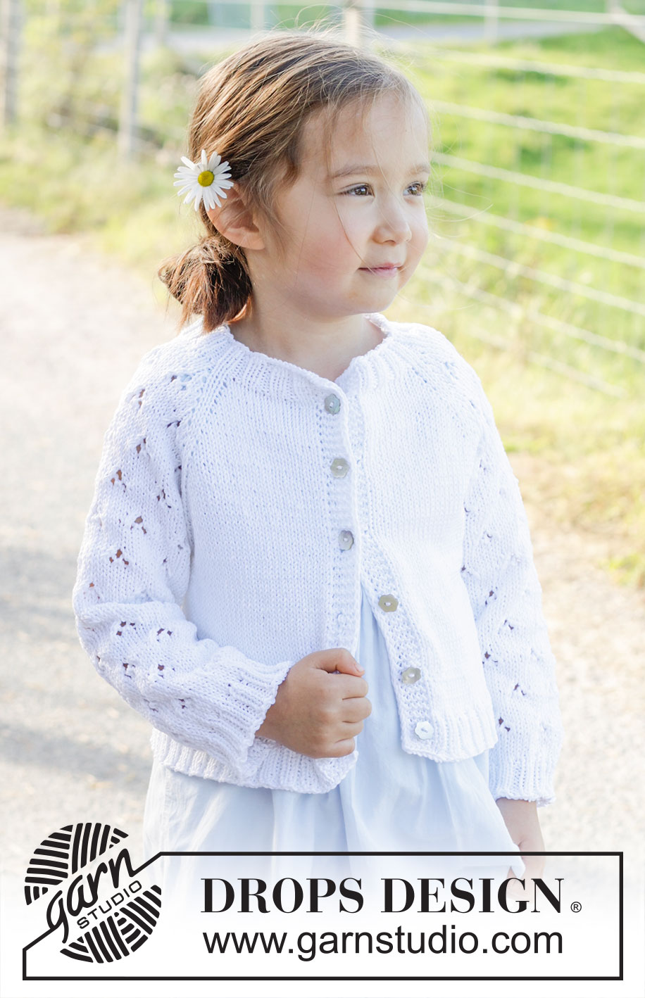 Daisy Fields Cardigan / DROPS Children 48-2 - Dětský raglánový propínací svetr s krajkovým vzorem na rukávech a dutinkovými légami pletený shora dolů z příze DROPS Muskat. Velikost 2 – 12 let.