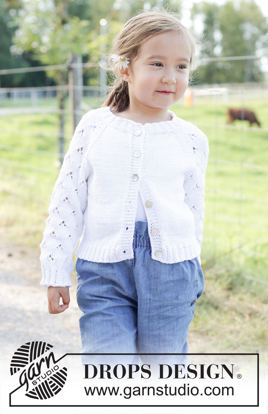Daisy Fields Cardigan / DROPS Children 48-2 - Dětský raglánový propínací svetr s krajkovým vzorem na rukávech a dutinkovými légami pletený shora dolů z příze DROPS Muskat. Velikost 2 – 12 let.