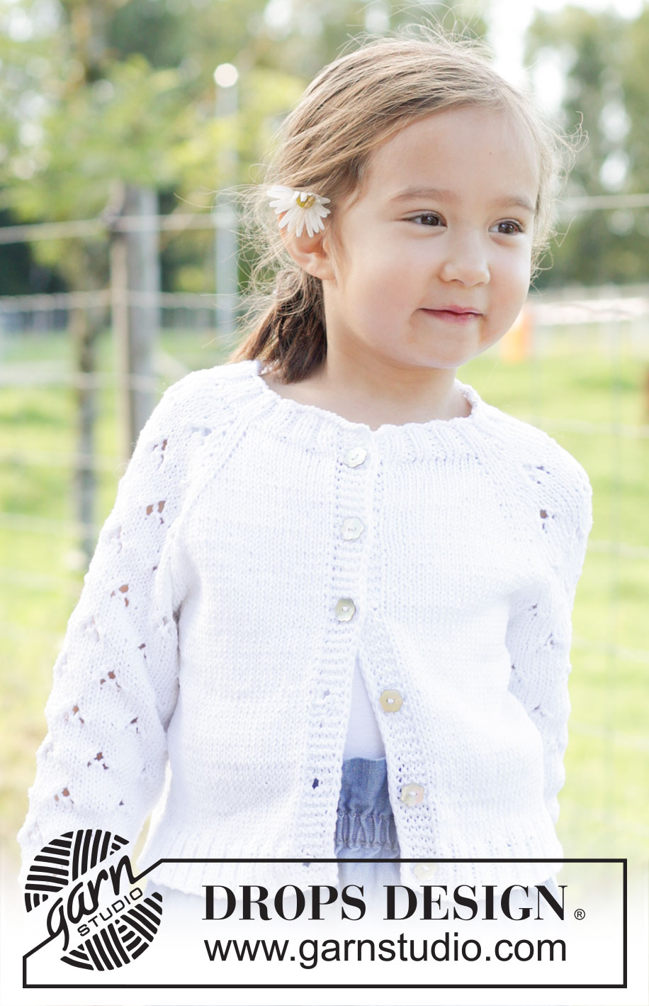 Daisy Fields Cardigan / DROPS Children 48-2 - Dětský raglánový propínací svetr s krajkovým vzorem na rukávech a dutinkovými légami pletený shora dolů z příze DROPS Muskat. Velikost 2 – 12 let.