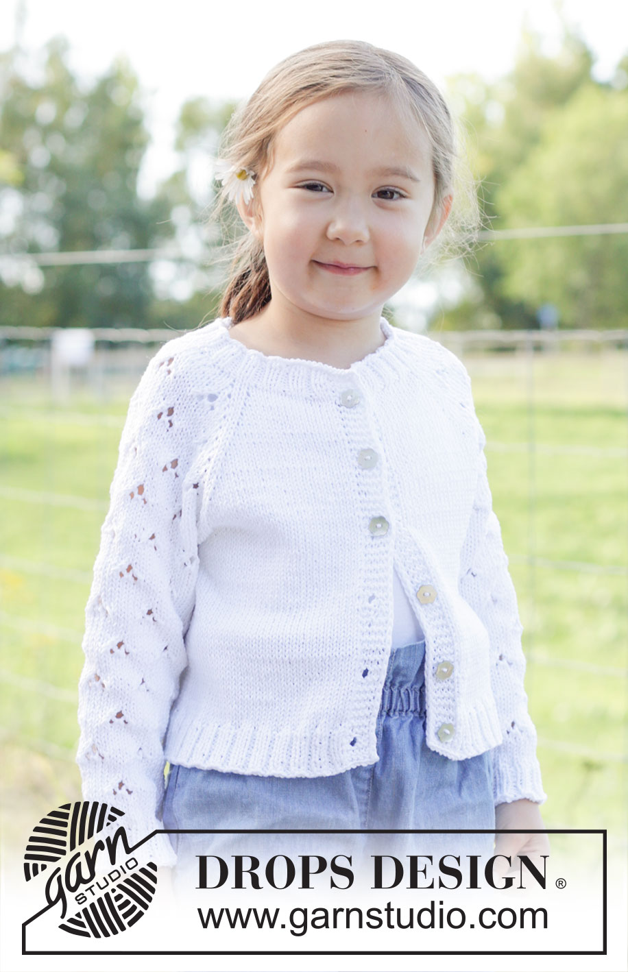 Daisy Fields Cardigan / DROPS Children 48-2 - Dětský raglánový propínací svetr s krajkovým vzorem na rukávech a dutinkovými légami pletený shora dolů z příze DROPS Muskat. Velikost 2 – 12 let.