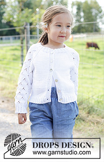Daisy Fields Cardigan / DROPS Children 48-2 - Dětský raglánový propínací svetr s krajkovým vzorem na rukávech a dutinkovými légami pletený shora dolů z příze DROPS Muskat. Velikost 2 – 12 let.