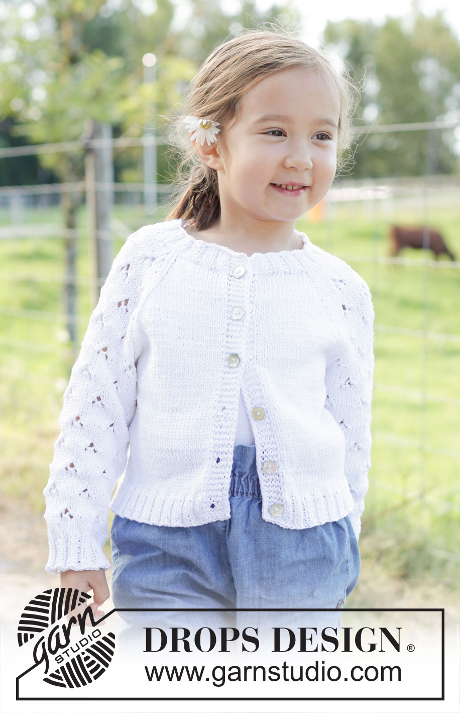 Daisy Fields Cardigan / DROPS Children 48-2 - Dětský raglánový propínací svetr s krajkovým vzorem na rukávech a dutinkovými légami pletený shora dolů z příze DROPS Muskat. Velikost 2 – 12 let.