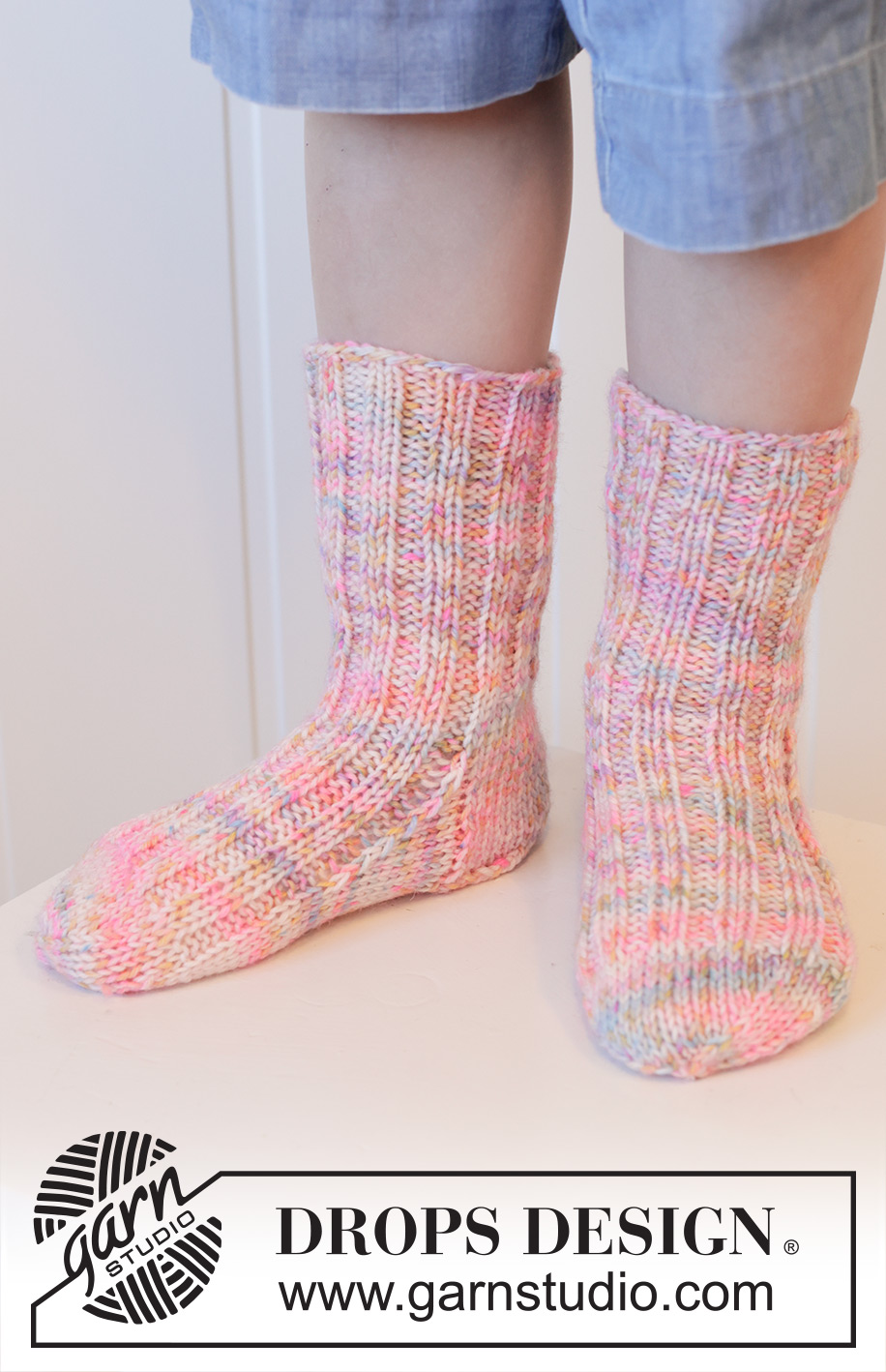 Lily Leaper Socks / DROPS Children 48-20 - Gestrickte halblange Socken für Kinder mit Rippenmuster in DROPS Fiesta. Größe 24 – 43.