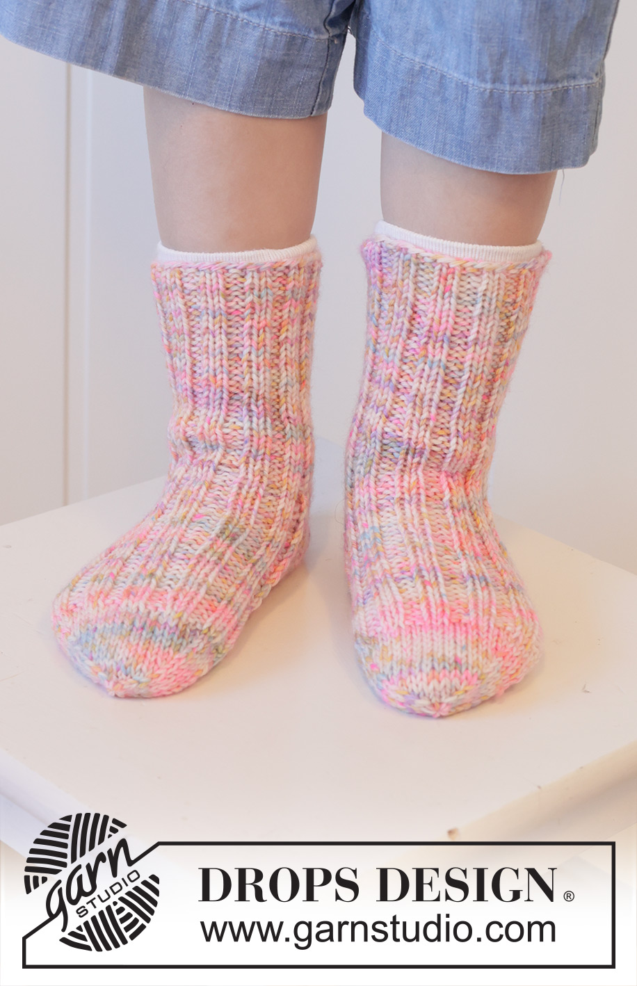 Lily Leaper Socks / DROPS Children 48-20 - Gestrickte halblange Socken für Kinder mit Rippenmuster in DROPS Fiesta. Größe 24 – 43.
