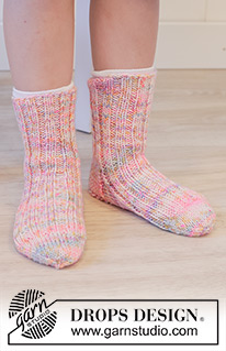 Lily Leaper Socks / DROPS Children 48-20 - Gestrickte halblange Socken für Kinder mit Rippenmuster in DROPS Fiesta. Größe 24 – 43.