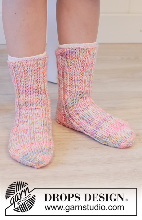 Lily Leaper Socks / DROPS Children 48-20 - Gestrickte halblange Socken für Kinder mit Rippenmuster in DROPS Fiesta. Größe 24 – 43.