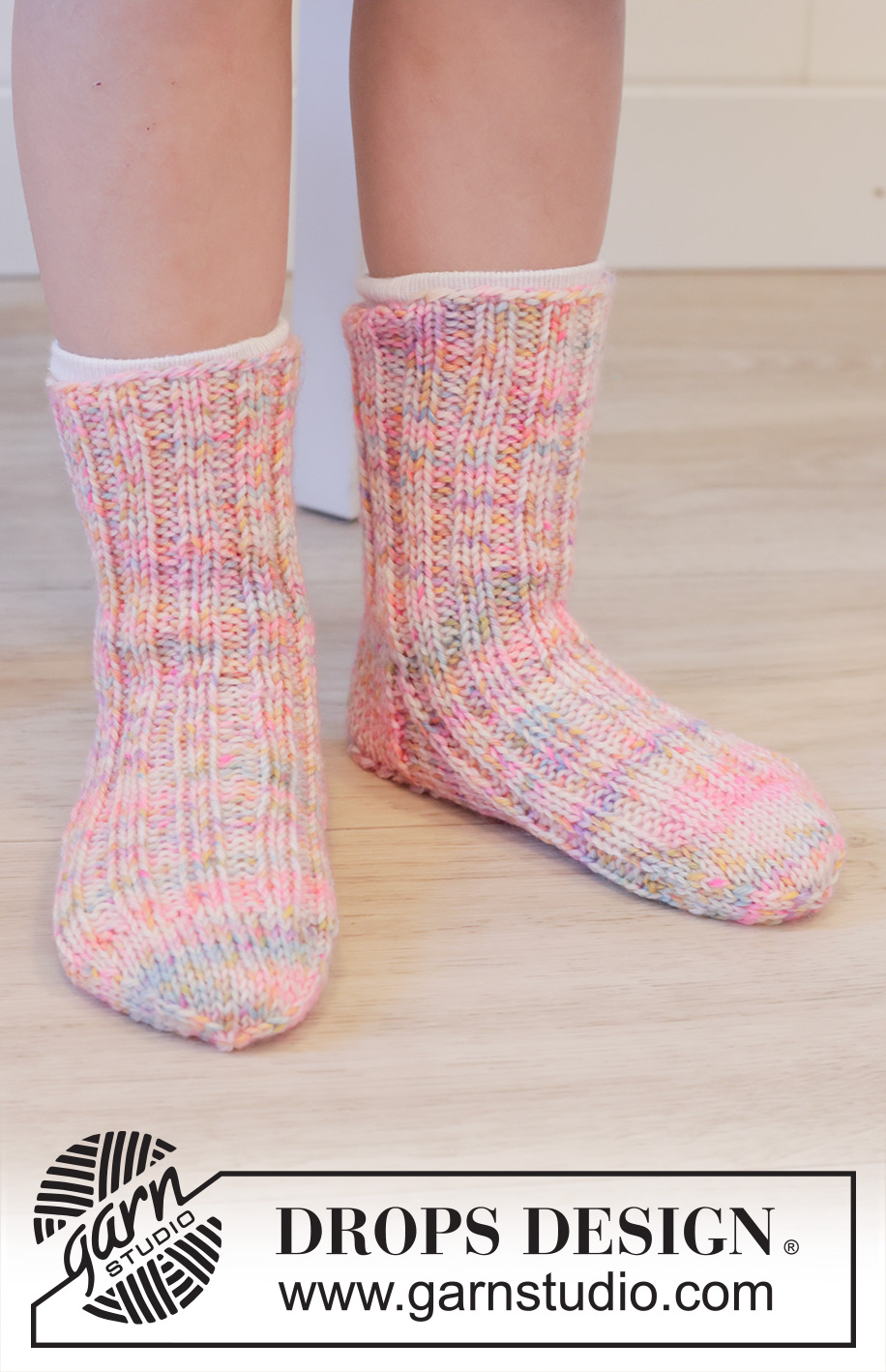 Lily Leaper Socks / DROPS Children 48-20 - Gestrickte halblange Socken für Kinder mit Rippenmuster in DROPS Fiesta. Größe 24 – 43.