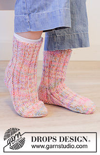 Lily Leaper Socks / DROPS Children 48-20 - Gestrickte halblange Socken für Kinder mit Rippenmuster in DROPS Fiesta. Größe 24 – 43.