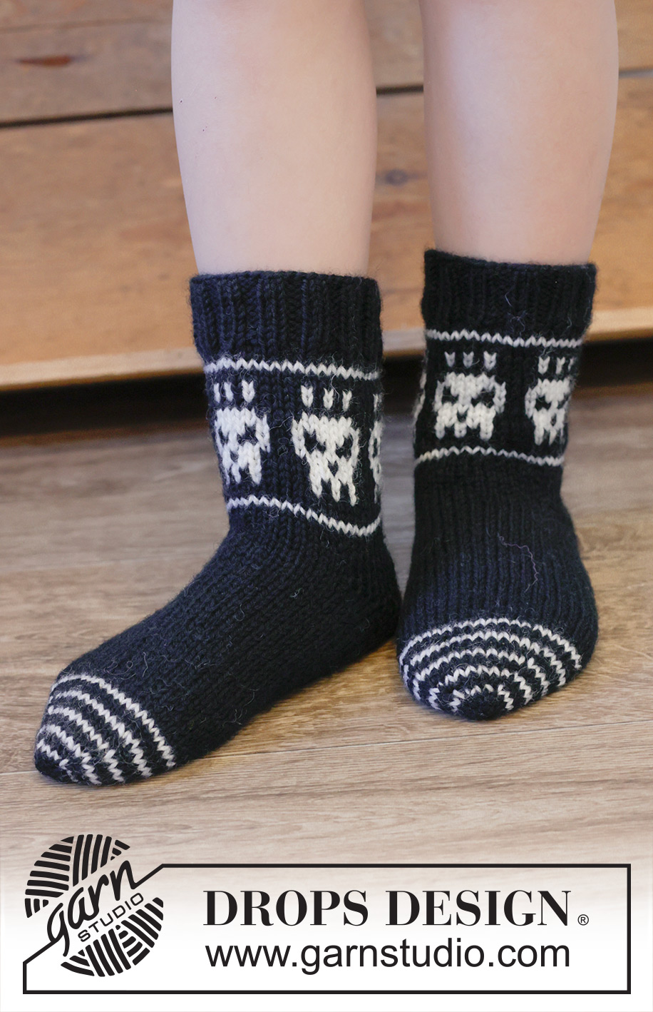 Skeleton Steps Socks / DROPS Children 48-21 - Chaussettes tricotées pour enfant en DROPS Fiesta ou DROPS Karisma. Se tricotent à partir de la pointe, avec jacquard bicolore tête de mort. Du 24 au 43. Thème: Halloween.