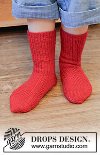 Merry Mistletoe Socks / DROPS Children 48-22 - Gestrickte Socken für Kinder in DROPS Fabel. Die Arbeit wird von oben nach unten mit Rippenmuster gestrickt. Größe 24 - 43.