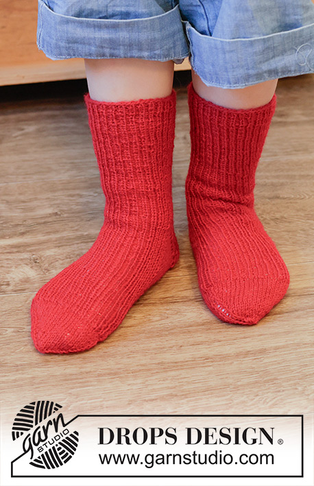 Merry Mistletoe Socks / DROPS Children 48-22 - Gestrickte Socken für Kinder in DROPS Fabel. Die Arbeit wird von oben nach unten mit Rippenmuster gestrickt. Größe 24 - 43.