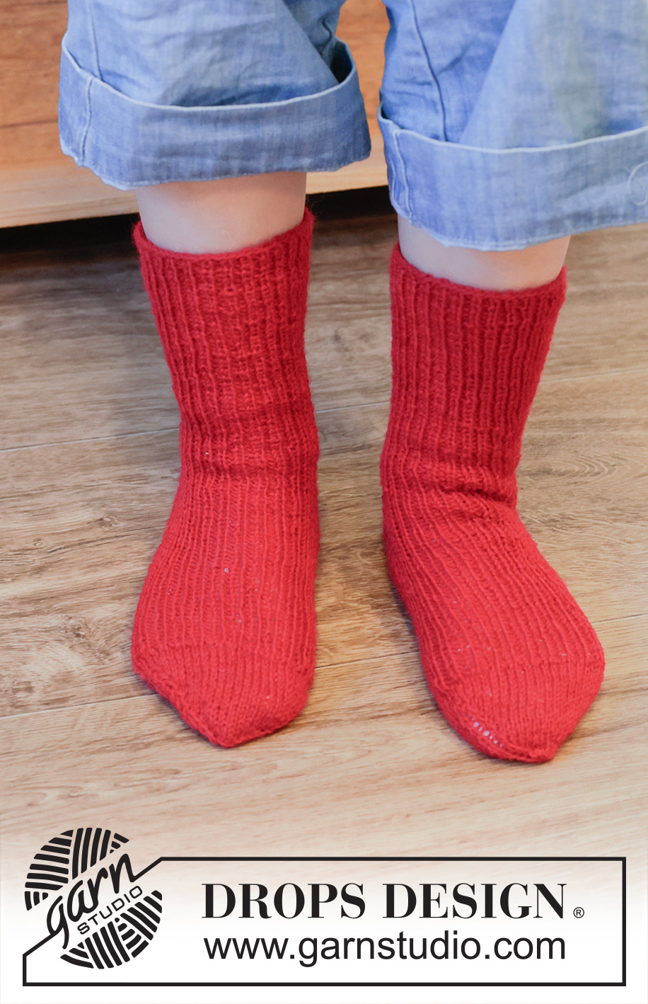 Merry Mistletoe Socks / DROPS Children 48-22 - Gestrickte Socken für Kinder in DROPS Fabel. Die Arbeit wird von oben nach unten mit Rippenmuster gestrickt. Größe 24 - 43.