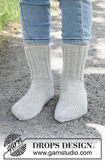 Pebble Play Socks / DROPS Children 48-23 - Knitted socks for children in DROPS Nord. The piece is worked top down, with rib. Sizes 24 - 43.