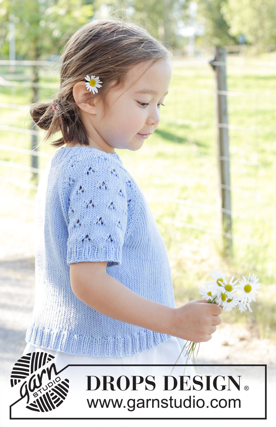 Daisy Fields Top / DROPS Children 48-3 - Maglione/top a maniche corte, per bambini, lavorato ai ferri in DROPS Cotton Light. Lavorato dall’alto in basso con raglan e motivo traforato sulle maniche. Taglie: 2 – 12 anni.