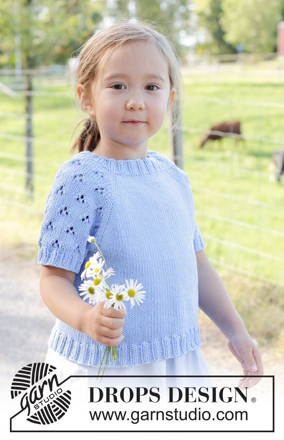Daisy Fields Top / DROPS Children 48-3 - Maglione/top a maniche corte, per bambini, lavorato ai ferri in DROPS Cotton Light. Lavorato dall’alto in basso con raglan e motivo traforato sulle maniche. Taglie: 2 – 12 anni.